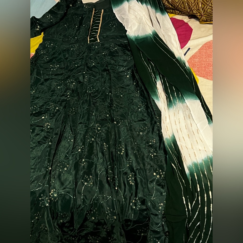 Green long anarkali dress. 2 pieces SIZE WOMEN M (New)